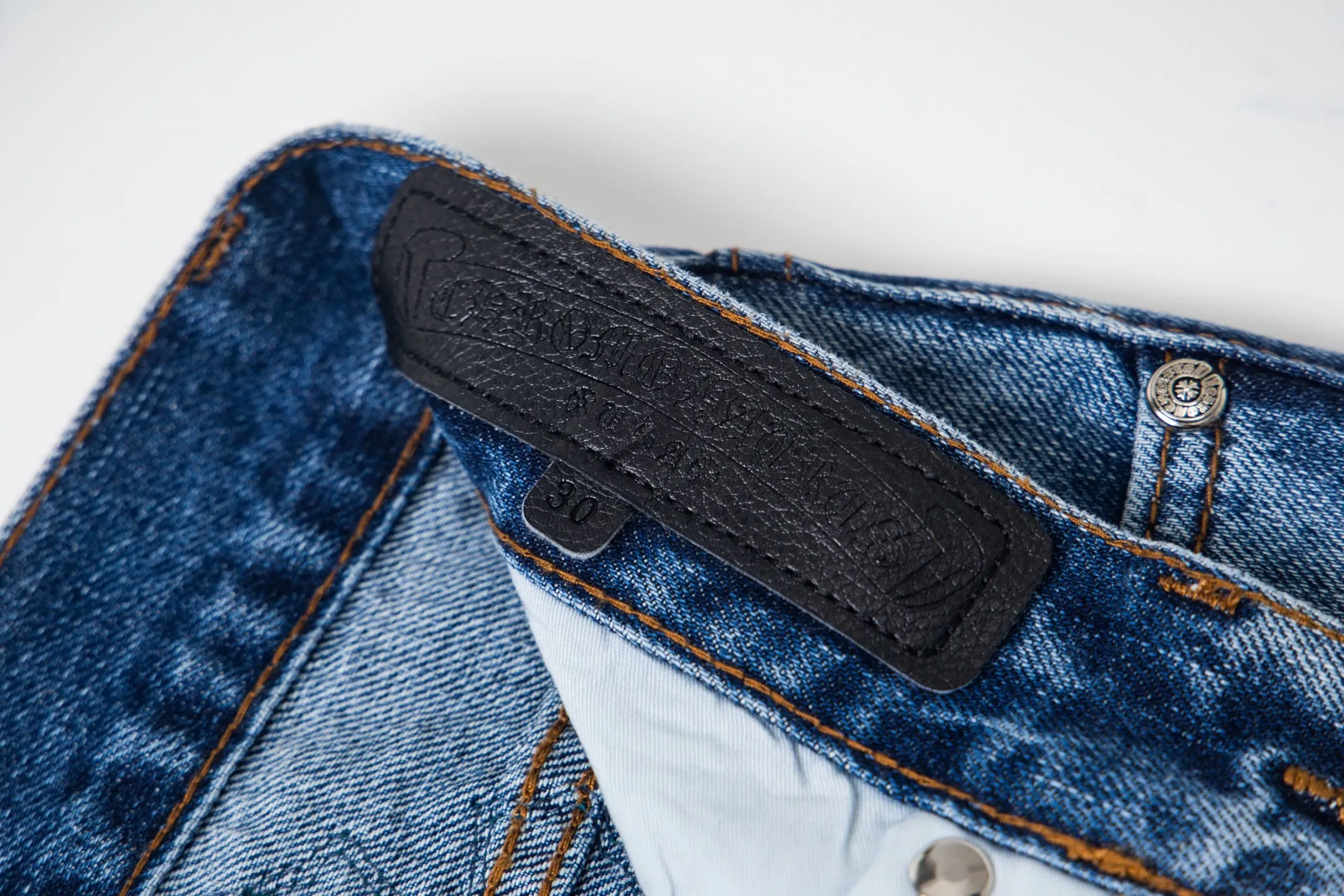P280 High version (evergreen version) Chrome Hearts/Chrome Hearts 25FW CH Blue Pants Starry Sky Hole Laminated Leather Cross Bamboo Jeans. It adopts starry sky theme leather elements, mostly in the shape of a cross, with glitter on the leather surface. Unique design with simple and elegant details, exquisite workmanship, neat lines and in-place details on the entire pair of pants! It’s also so cool that both men and women can easily control it. It’s a gender-neutral trendy up version. Style number: 1766# Color: blue Size: 28 30 32 34 36